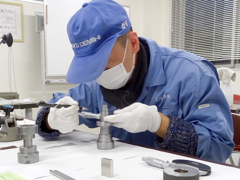 実習生、技能検定に向けて準備しています
